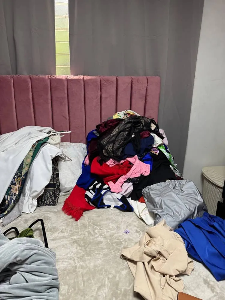 SI NO GUARDAS Y DEVUELVES CADA DIA, LAS COSAS A SU LUGAR, SE GENERARA ESTE CAOS Y ES MUY DESAGRADABLE