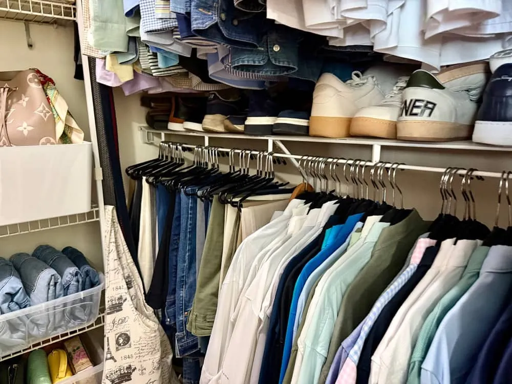 CLOSET ORGANIZADO Y CADA TRES MESES, DARLE MANTENIMIENTO PARA CONSERVAR EL ORDEN